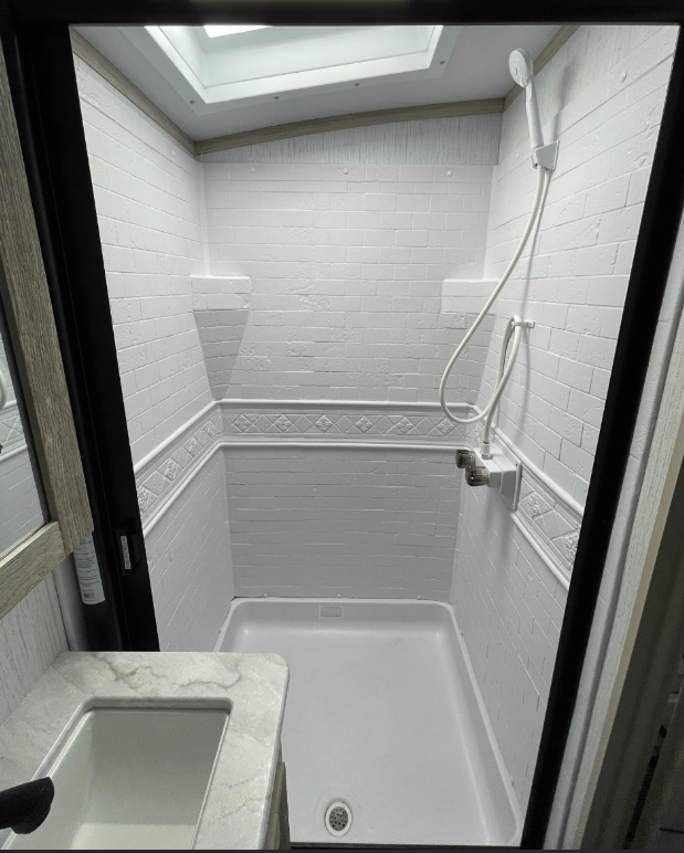 USED 2022 CRUISER TWILIGHT SIGNATURE TWS 2280 bathroom